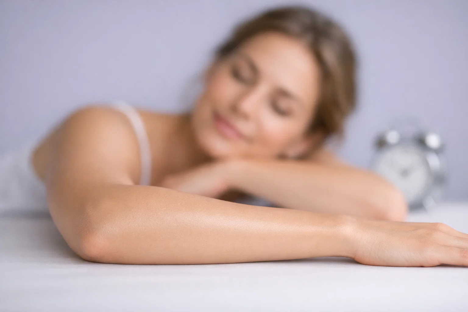Close-up of smooth skin on a soft lavender-grey background, showing the timeline of treatment effectiveness.